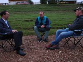 Глава Якутии встретился с якутскими режиссерами Дмитрием Давыдовым и Степаном Бурнашевым