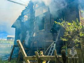 Пожар вспыхнул в двухэтажном доме по улице Жорницкого в Якутске