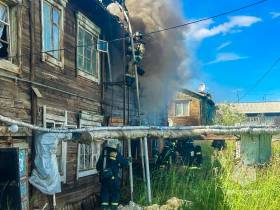 Пожар вспыхнул в двухэтажном доме по улице Жорницкого в Якутске