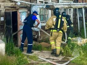 Пожар вспыхнул в двухэтажном доме по улице Жорницкого в Якутске