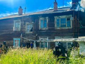 Пожар вспыхнул в двухэтажном доме по улице Жорницкого в Якутске
