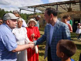 Глава Якутии возложил цветы к памятникам Алексею Кулаковскому и Платону Ойунскому