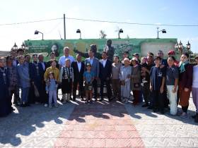 Глава Якутии возложил цветы к памятникам Алексею Кулаковскому и Платону Ойунскому