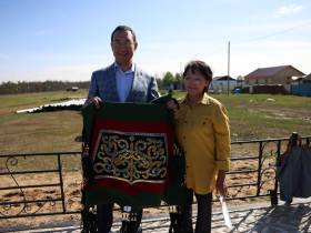 Глава Якутии возложил цветы к памятникам Алексею Кулаковскому и Платону Ойунскому