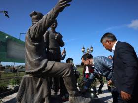 Глава Якутии возложил цветы к памятникам Алексею Кулаковскому и Платону Ойунскому