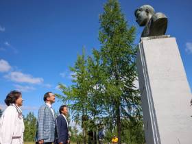 Глава Якутии возложил цветы к памятникам Алексею Кулаковскому и Платону Ойунскому