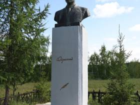 Глава Якутии возложил цветы к памятникам Алексею Кулаковскому и Платону Ойунскому