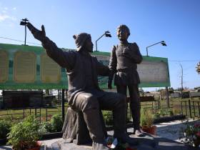 Глава Якутии возложил цветы к памятникам Алексею Кулаковскому и Платону Ойунскому