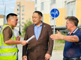 Качество строительства и ремонта дорог в Якутске проверили депутаты Гордумы