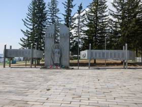 Айсен Николаев поручил завершить благоустройство площади Славы и мини-парка в Усть-Мае