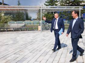 Айсен Николаев поручил завершить благоустройство площади Славы и мини-парка в Усть-Мае