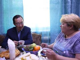 С семьёй участника СВО встретился Айсен Николаев в Усть-Майском районе