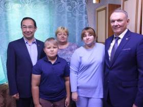 С семьёй участника СВО встретился Айсен Николаев в Усть-Майском районе