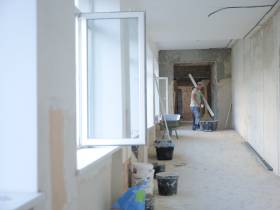 Юрий Трутнев проверил темпы восстановления соцобъектов в городе Кировское ДНР