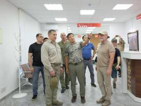 Юрий Трутнев проверил темпы восстановления соцобъектов в городе Кировское ДНР