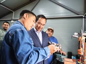 Глава Якутии встретился с мастером-кузнецом Егором Федоровым