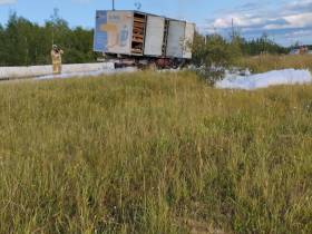 В Якутии на трассе загорелся хлебный фургон