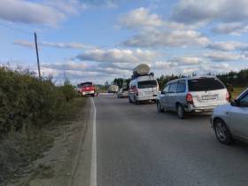 В Якутии на трассе загорелся хлебный фургон
