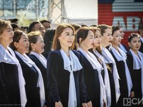 Гимн России исполнил хор на площади Ленина в Якутске