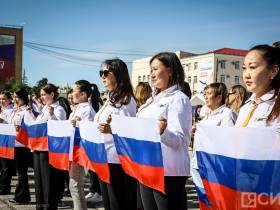 Гимн России исполнил хор на площади Ленина в Якутске