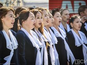 Гимн России исполнил хор на площади Ленина в Якутске