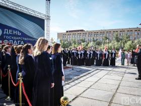Гимн России исполнил хор на площади Ленина в Якутске