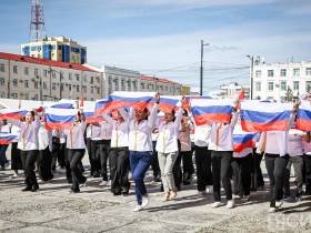 Гимн России исполнил хор на площади Ленина в Якутске