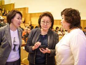 Глава Якутии предложил повысить зарплату молодым педагогам