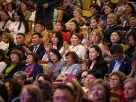 Глава Якутии предложил повысить зарплату молодым педагогам