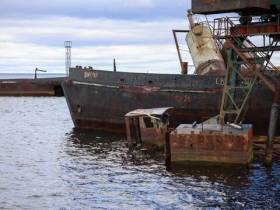 Глава Якутии поручил очистить от нефтепродуктов затонувшее судно «Днепр» в Тикси