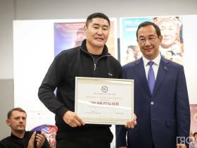 Айсен Николаев вручил якутским режиссерам по 300 тысяч рублей на продвижение фильмов