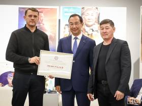 Айсен Николаев вручил якутским режиссерам по 300 тысяч рублей на продвижение фильмов