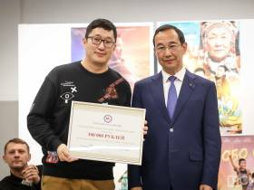 Айсен Николаев вручил якутским режиссерам по 300 тысяч рублей на продвижение фильмов