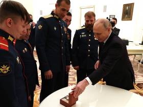 Владимир Путин встретился с экипажем танка «Алёша»