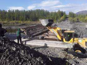 В Якутии на автодороге «Оймякон» установили механизированный мост