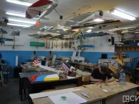 Усидчивость и эксперименты: школьников Якутска обучают строить модели самолетов