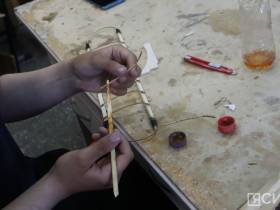 Усидчивость и эксперименты: школьников Якутска обучают строить модели самолетов