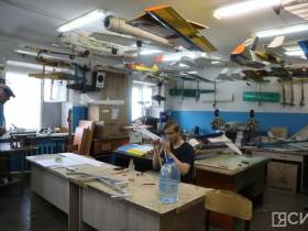 Усидчивость и эксперименты: школьников Якутска обучают строить модели самолетов