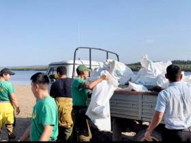 Волонтеры вывезли с берега реки Амги 48 мешков мусора во время субботника «Вода России»