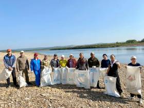 Волонтеры вывезли с берега реки Амги 48 мешков мусора во время субботника «Вода России»