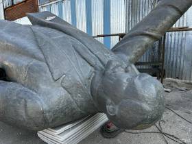 Фото и видео: мастера приступили к завершающему этапу реставрации памятника Ленину в Якутске