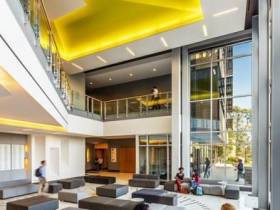 Коворкинг-зоны и цвета по временам года: какой будет вторая самая большая школа в Якутии