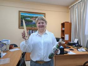 Военкоры «Сахамедиа» передали волонтерам Ленского района иглы для плетения маскировочных сетей