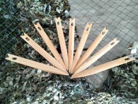 Военкоры «Сахамедиа» передали волонтерам Ленского района иглы для плетения маскировочных сетей