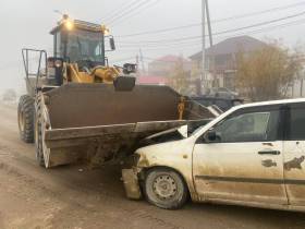 Пьяный водитель устроил ДТП с погрузчиком в Якутске
