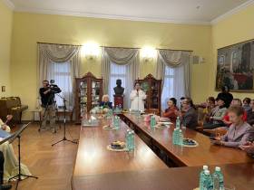 В Якутске презентовали сборник Анегины Ильиной-Дмитриевой «Поэзии волшебные звуки»