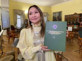 В Якутске презентовали сборник Анегины Ильиной-Дмитриевой «Поэзии волшебные звуки»