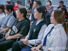 Чемпионки художественной гимнастики сестры Аверины ответили на вопросы юных якутян