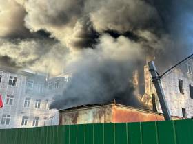 На стройке школы №1 в Якутске вспыхнул пожар
