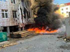 На стройке школы №1 в Якутске вспыхнул пожар